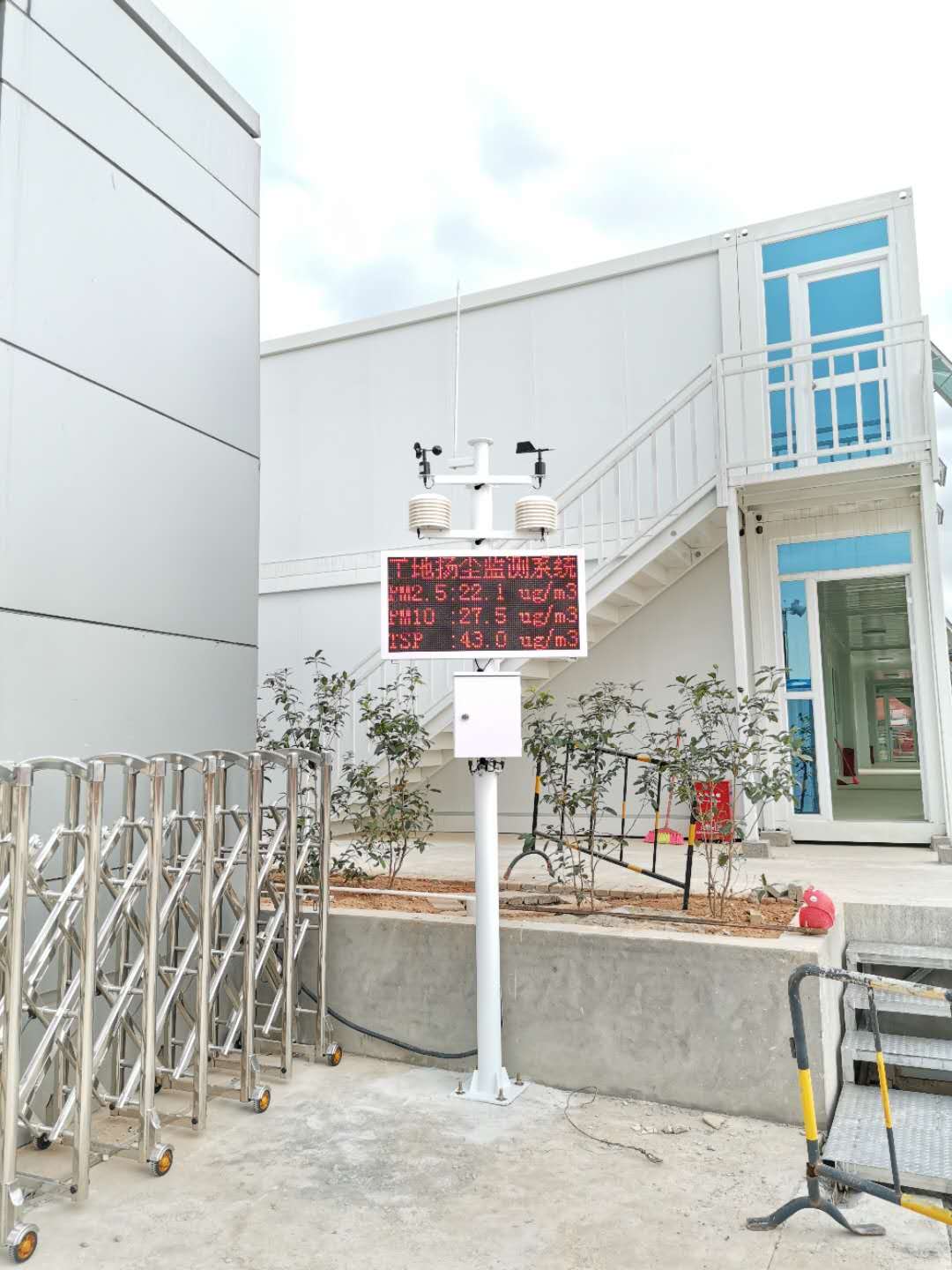 深圳市光明工地?fù)P塵監(jiān)測設(shè)備安裝案例